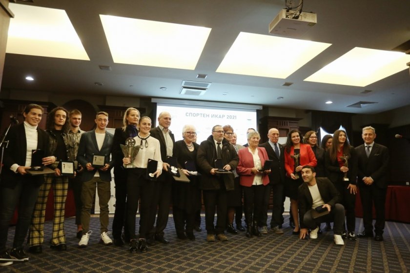 Олимпийските шампионки Стойка Кръстева и Ивет Горанова получиха "Спортен Икар" за 2021 година