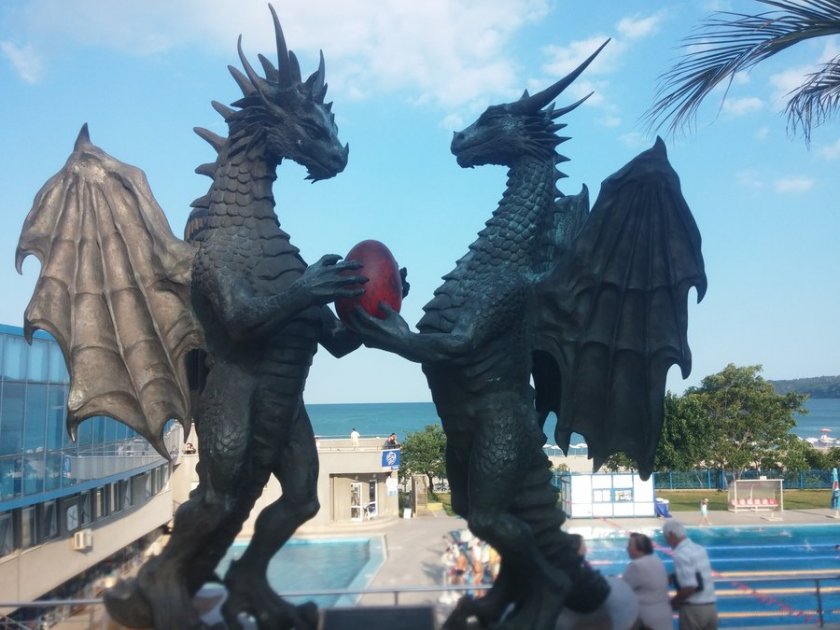 Чешмата "Влюбените дракони" във Варна