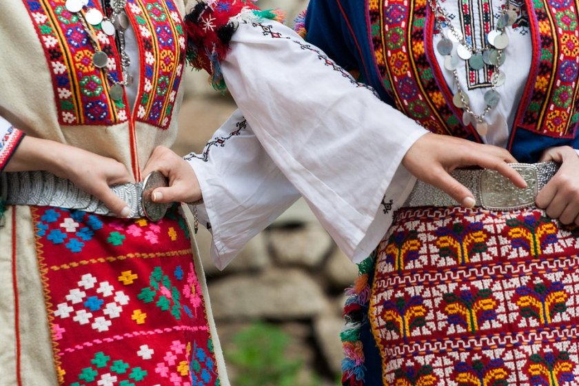 Красотата на българската шевица и народните носии