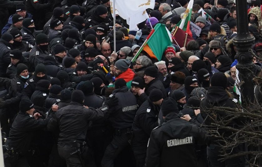 protest against covid green certificates detained police officers injured