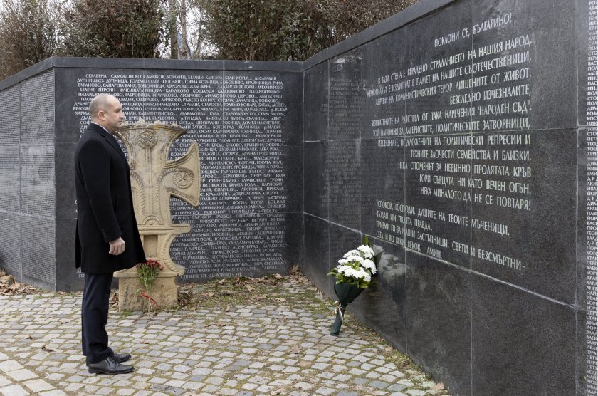 bulgariarsquos president pays tribute victims communist regime