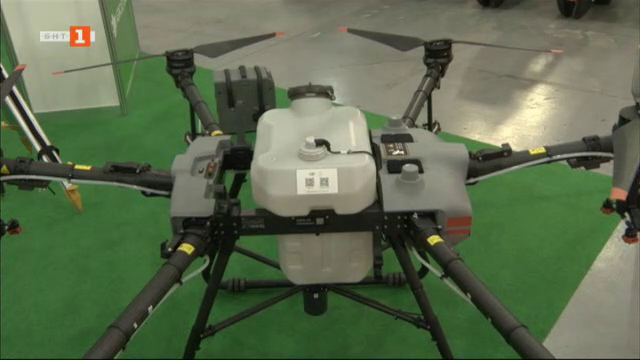 Как дронове обработват нивите и що е то "умна ферма"?