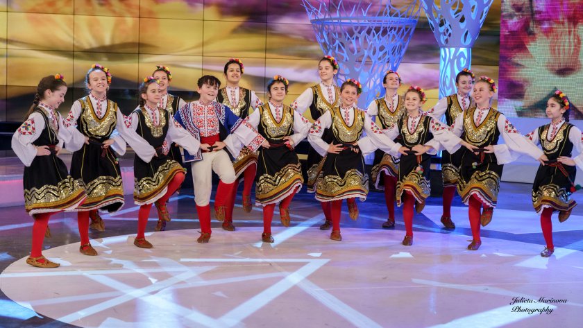 Младият певец Борис Коцаков и танцова формация „Усмивчици"
