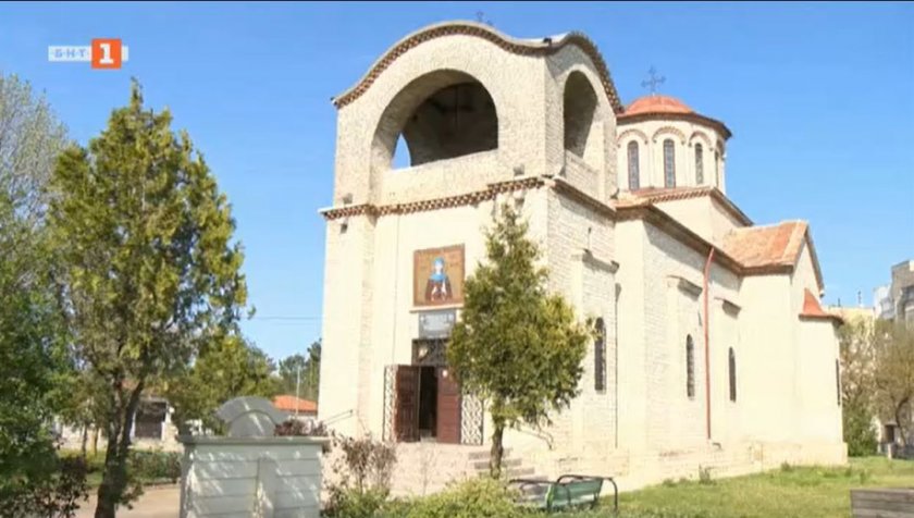 Най-новата и най-старата църкви в Балчик