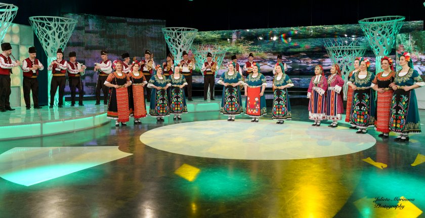 Певиците, музикантите и танцьорите от ансамбъл "Пазарджик" в "Иде нашенската музика"