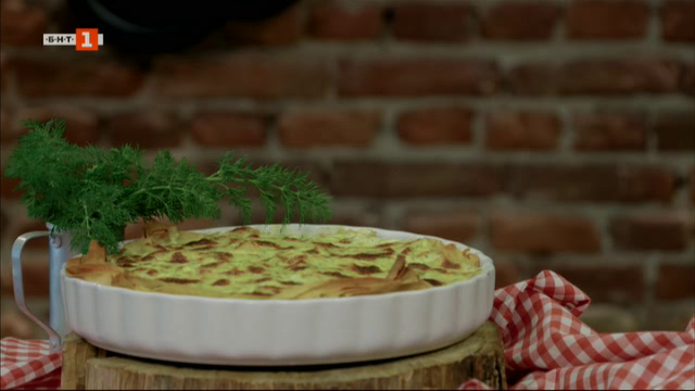 Пай с картофи, тиквички и сирена и ядкови кексчета със зелена глазура