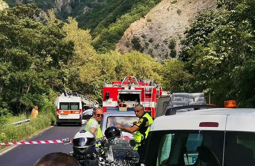 Two died in a serious car crash in Kresna Gorge, traffic stopped in both directions