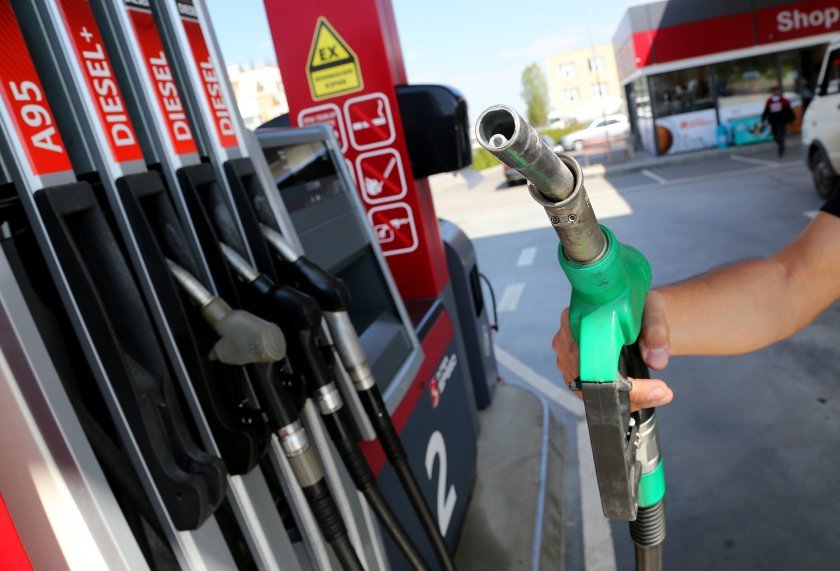 Кой ще може да ползва държавното облекчение от 25 ст. на литър гориво