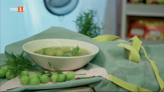 Лятна супа с джанки и зелен боб и сьомга с аспержи в билков сос