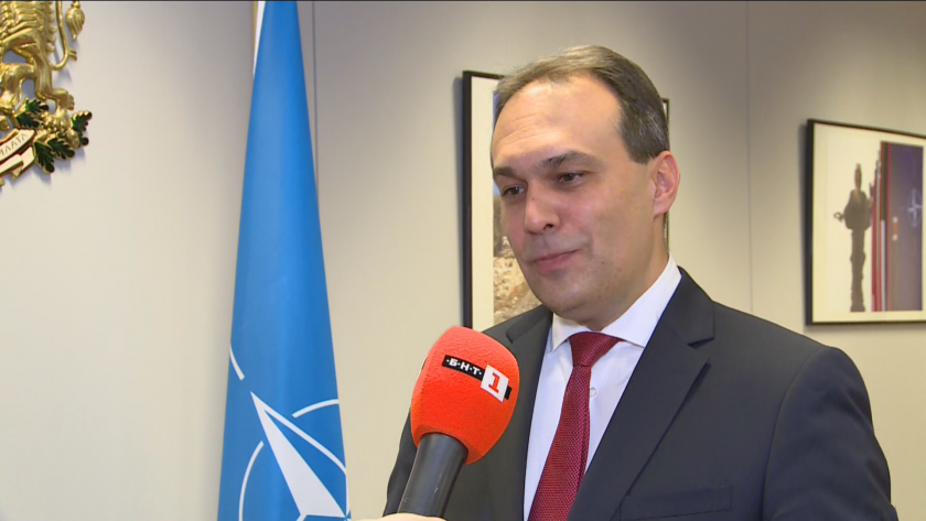 Управление в оставка, скандали и решения от срещата на НАТО - министър Драгомир Заков