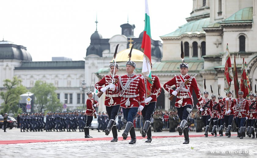 bulgarian guard unit lead french national dayrsquos military march