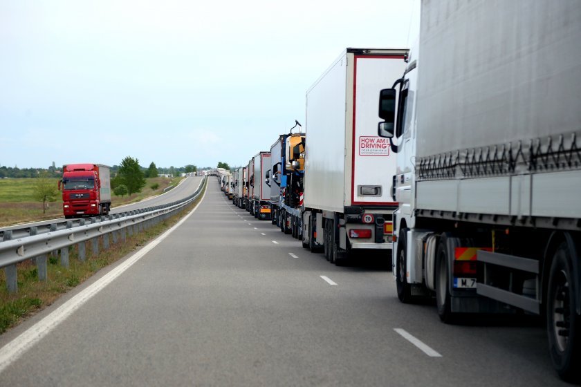 traffic chaos danube bridge some lorries held appropriate places avoid conjection border crossing