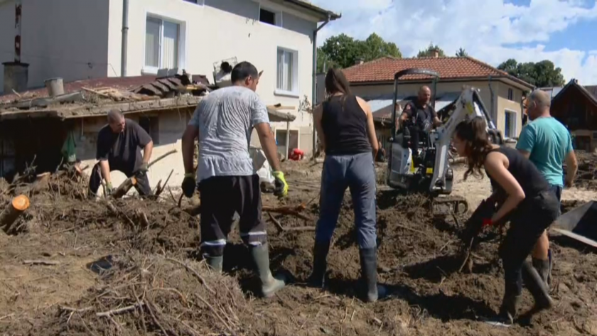 over 600 volunteers help clear flooded villages