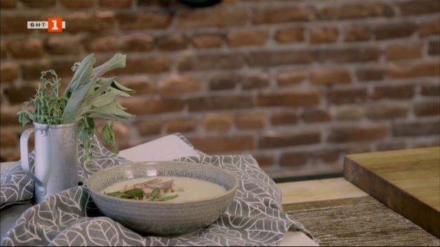 Картофена крем супа със салвия и шалот и пиле със зеленчуци и сини сливи