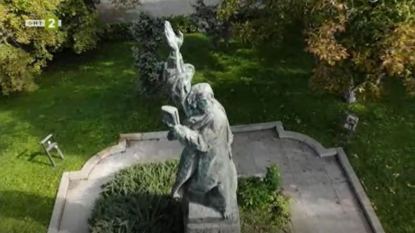 Паметникът Паисий Хилендарски в София