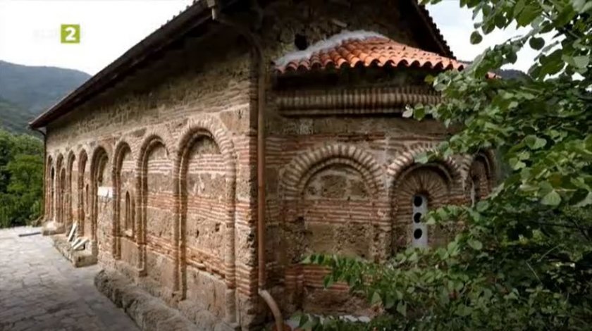 Църквата костница до Бачковския манастир