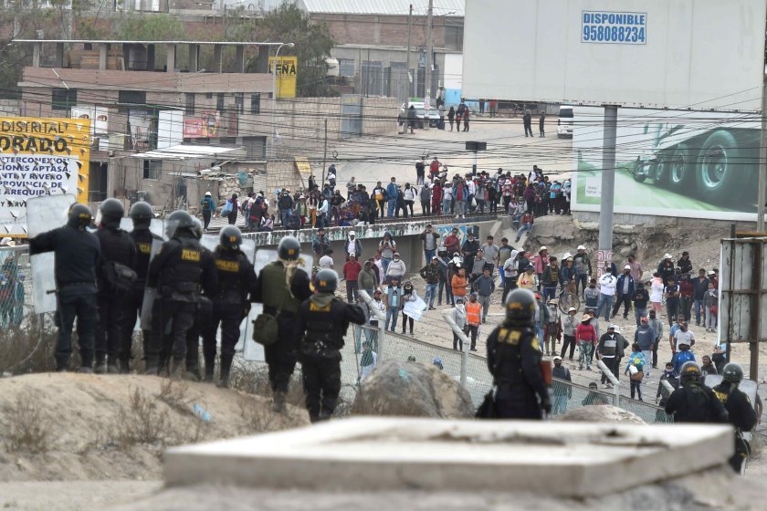 Какви са причините за политическата криза в Перу?