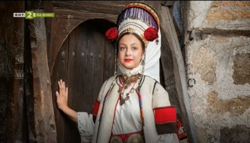 Уникални модели носии от всички краища на България е събрал календарът „Девойко, мари хубава“
