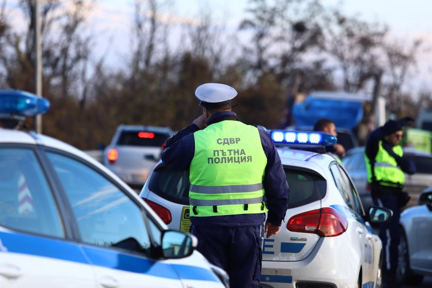 10 illegal migrants, 2 Polish nationals detained in a police chase on Trakia motorway