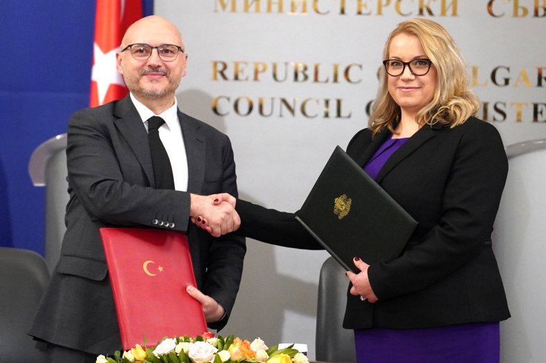 Bulgaria’s public supplier "Bulgargaz" signs agreement for access to Turkish LNG terminals