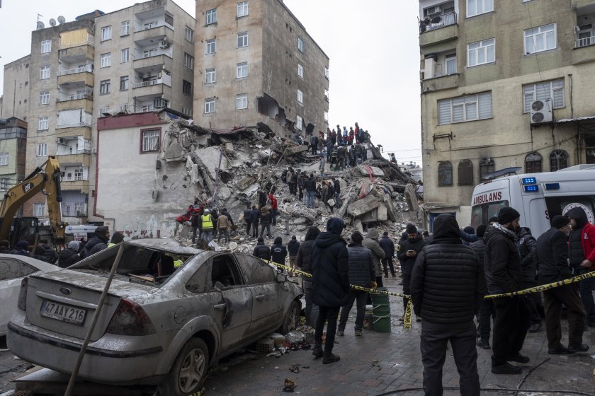 Къде може да дарите в помощ на пострадалите от земетресението в Турция и Сирия