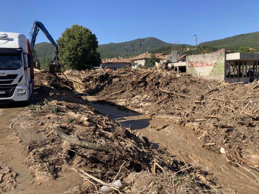 Отпускат се по 2500 лв. за пострадалите домакинства при наводненията в Карловско