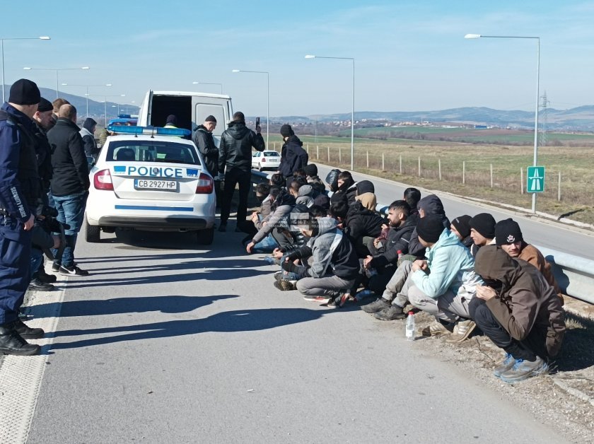 Sofya yakınlarında bir minibüste 30'dan fazla göçmen yakalandı
