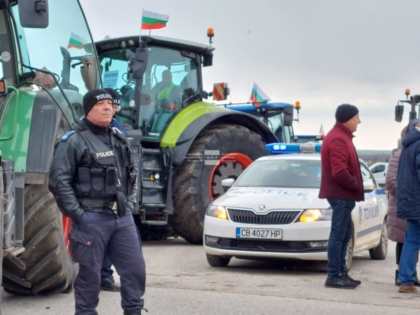 protesting grain growers blocked road romania near village kardam