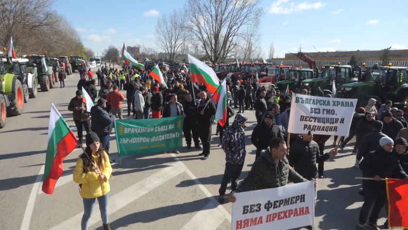 Bulgarian farmers block roads to protest duty-free grain imports from Ukraine