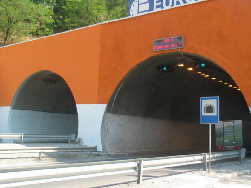 Защо тунелът по Е79 Дупница - Благоевград отново е без осветление