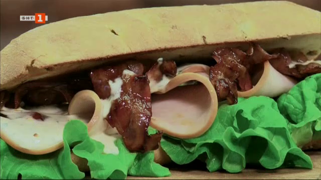 Сандвич с пуешко, бекон и домашен "Ранч" сос и лешников кейк с избит ганаш