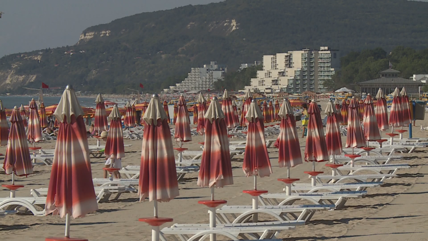 At the start of the summer season: Cost of renting beach umbrellas and sunbeds in Varna will not be raised