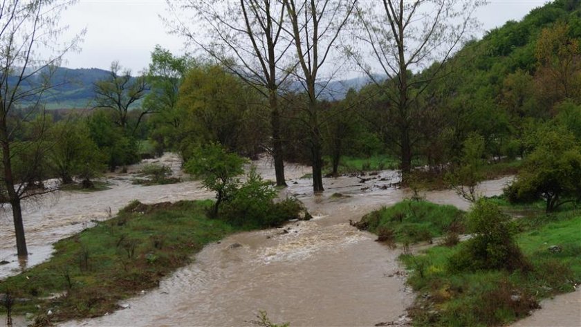 Коригират коритата на реките, които са потенциална опасност при проливни дъждове