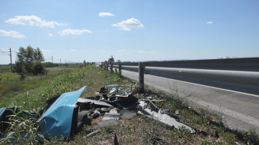 Five dead after van crashed into lorry waiting to cross Danube Bridge 2 near Vidin