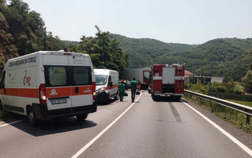 A woman dies in a serious road accident, road E-79 at Blagoevgrad temporarily closed to traffic