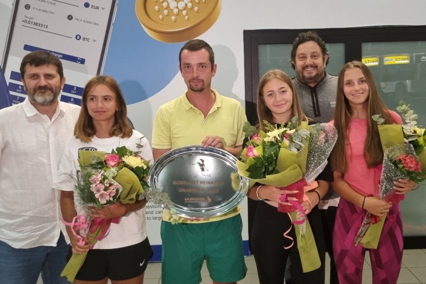 Европейските шампионки по тенис за девойки до 18 г. Ива Иванова и Александра Габровска