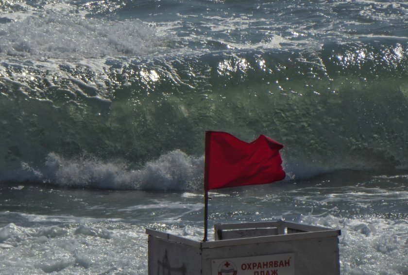 Wind and sea swell continue to gradually weaken