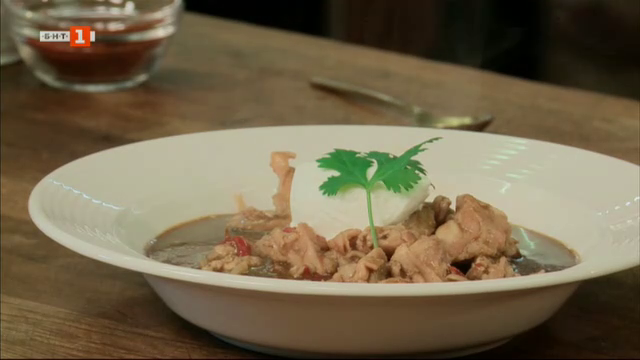 Латино кухня: Пиле със сос "Моле" и царевични питки на тиган