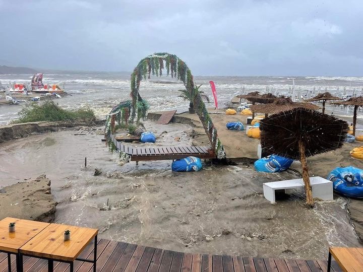 Floods at Bulgaria's southern coast: Ahtopol, Varvara, Sinemorets and Rezovo are inaccessible, evacuation for all distressed persons in Lozenets, "Arapya" and "Nestinarka" campsites