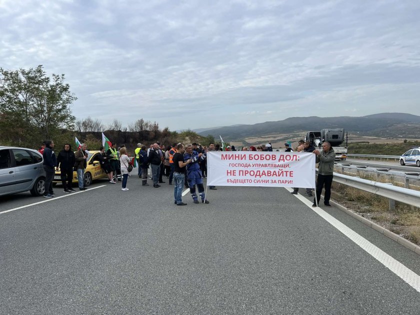 Protesting miners and energy workers block traffic on Struma motorway