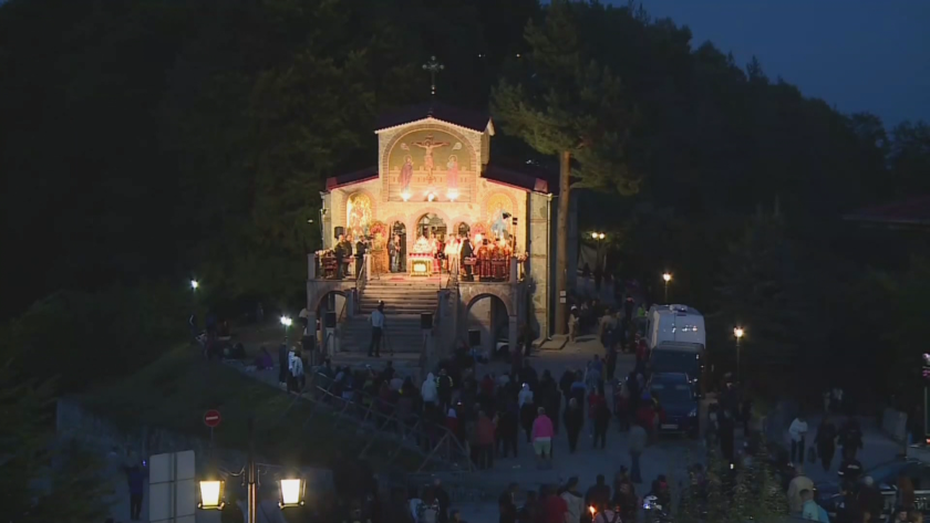 On the night before the Day of the Holy Cross:Thousands of believers gather in the Rhodope mountains