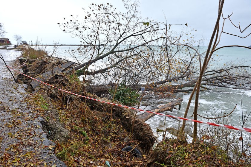 Пропадна крайбрежната алея във Варна - опасно ли е и кога ще я оправят