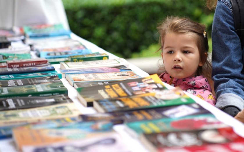 Защо едва една четвърт от родителите четат на децата си?