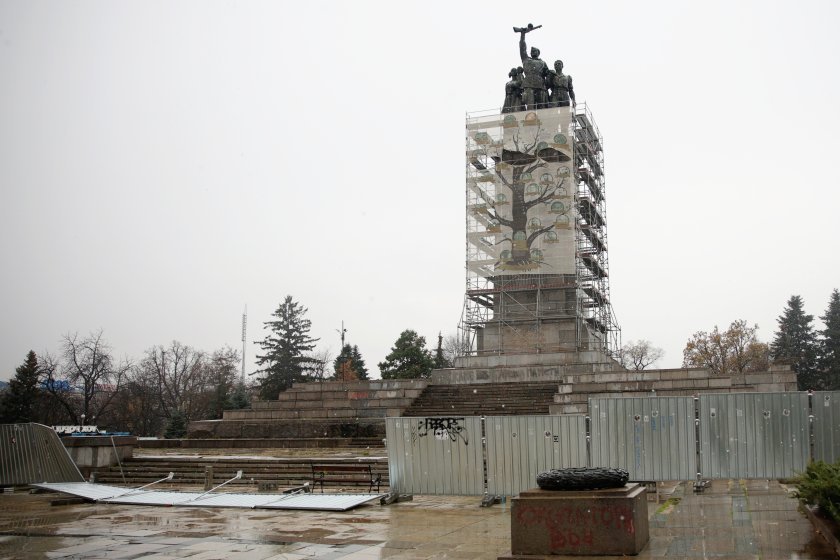 Започна подготовката за демонтаж на Паметника на Съветската армия - колко опасен е монументът