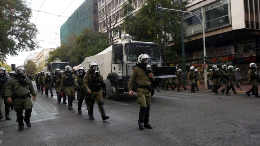 Протести в Гърция - как силите за сигурност се борят с безредиците