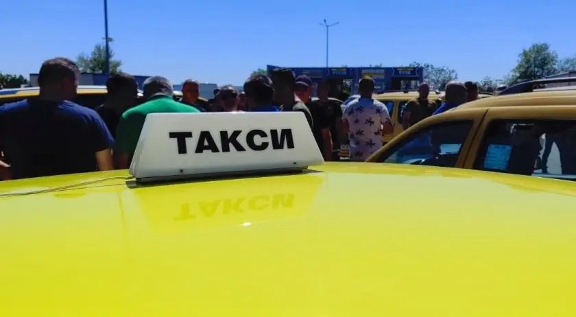 Шофьори на таксита на протест във Варна