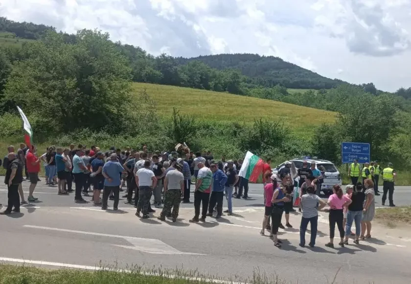 Livestock farmers from the country blocked the Sub-Balkan road, protest continues tomorrow