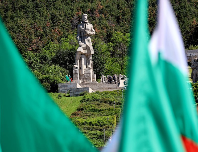 Bulgaria commemorates national hero Hristo Botev and those who gave their lives for the country’s liberation (photos)