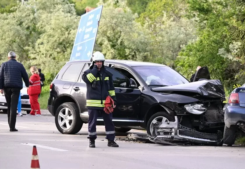Head of road infrastructure department in Varna was suspended over the crash, in which National Service for Protection car was involved