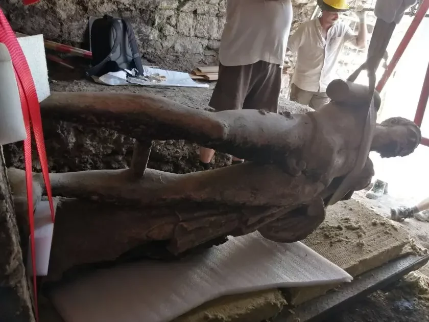 Archaeologists unearth the entire statue found in the ancient city of Heraclea Sintica, it is probably not of Hermes (see pics)